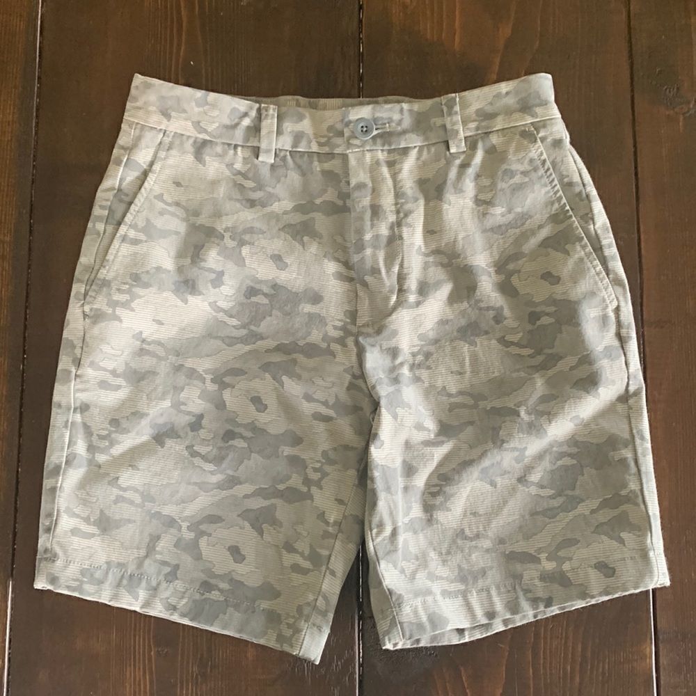 Vineyard Vines 8" Classic Fit Camo Print Breaker Shorts Size 28